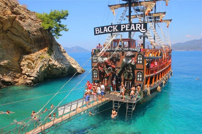Kelebekler Vadisi Tekne Turu: Black Pearl ile Akdeniz’in En Popüler Rotası