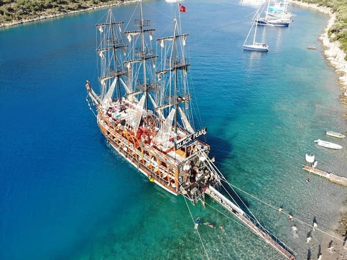 Kelebekler Vadisi Tekne Turu: Black Pearl ile Akdeniz’in En Popüler Rotası