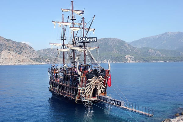 Kelebekler Vadisi Tekne Turu: Dragon ile Ölüdeniz’de Dev Korsan Partisi