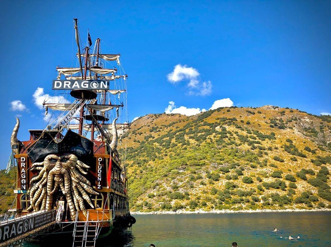 Kelebekler Vadisi Tekne Turu: Dragon ile Ölüdeniz’de Dev Korsan Partisi