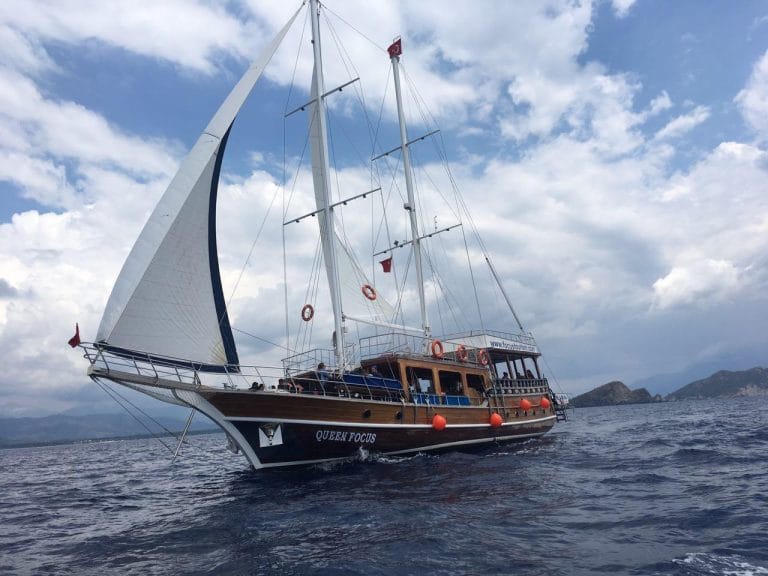 Fethiye 12 Adalar Tekne Turu: Queen Focus ile Eğlenceli Bir Gün
