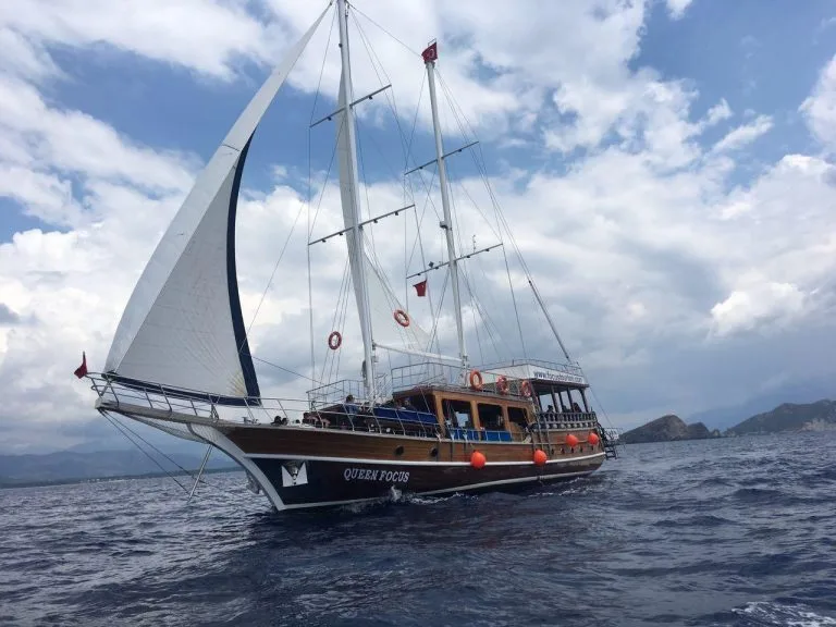 Fethiye 12 Adalar Tekne Turu: Queen Focus ile Eğlenceli Bir Gün